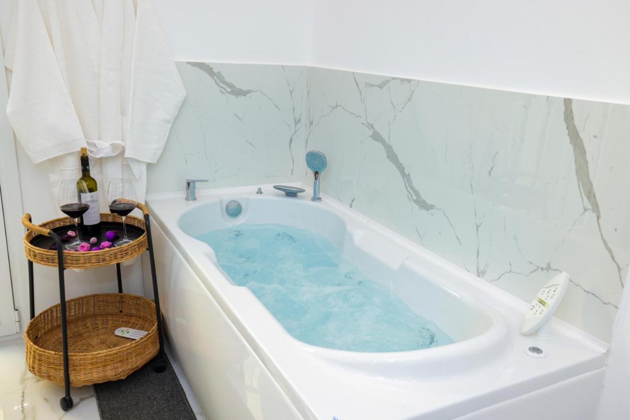 Apollo 2 Bd Jacuzzi Suite Athén Kültér fotó