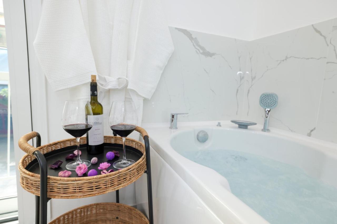 Apollo 2 Bd Jacuzzi Suite Athén Kültér fotó